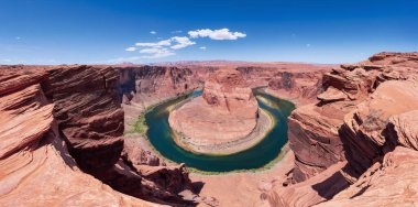 Arizona, Amerika 'da, Page' de Horseshoe Bend. Güneşli yaz sabahı. Ünlü Iconic Amerikan Doğa Manzarası.