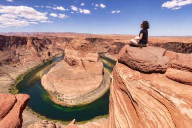Page, Arizona, ABD 'deki Horseshoe Bend' de Maceracı Kafkas Kadın. Ünlü Iconic Amerikan Doğa Manzarası. Macera Yolculuğu
