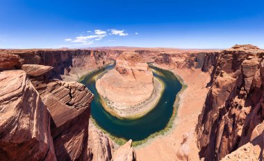 Arizona, Amerika 'da, Page' de Horseshoe Bend. Güneşli yaz sabahı. Ünlü Iconic Amerikan Doğa Manzarası.