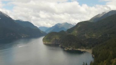 Hint Arm, Dağlar ve Kanada Doğa Manzarası 'nın havadan görünüşü. Deep Cove, Vancouver, British Columbia, Kanada.