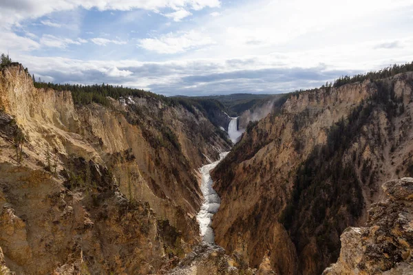 Rocky Canyon ve River, American Landscape 'te. Yellowstone 'un Büyük Kanyonu. Yellowstone Ulusal Parkı. Birleşik Devletler. Doğa Arkaplanı.