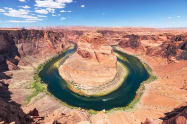 Arizona, Amerika 'da, Page' de Horseshoe Bend. Güneşli yaz sabahı. Ünlü Iconic Amerikan Doğa Manzarası.