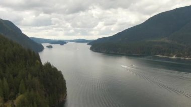 Hint Arm, Dağlar ve Kanada Doğa Manzarası 'nın havadan görünüşü. Deep Cove, Vancouver, British Columbia, Kanada.