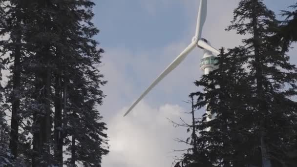 Szélturbina Fajankó Hegy Tetején Napsütéses Felhős Téli Szezonban Helyszín North — Stock videók