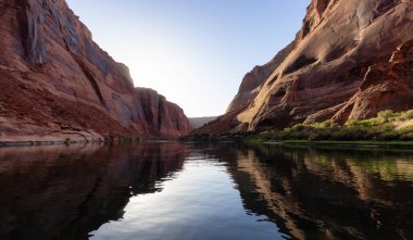Colorado Nehri, Glen Kanyonu, Arizona, Amerika Birleşik Devletleri. Amerikan Dağları Doğa Manzarası Arkaplanı. Güneşli Gündoğumu.