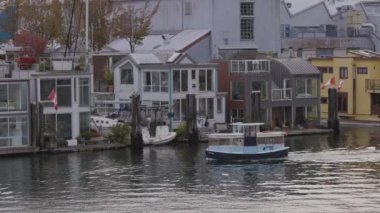 Vancouver, British Columbia, Kanada - 7 Mayıs 2022: Pacific Ocean 'ın batı kıyısındaki False Creek, Downtown City' de Water Taxi. Yavaş Hareket