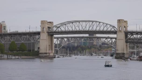 Vancouver British Columbia Kanada Maj 2022 Burrard Bridge False Creek — Stockvideo