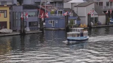 Vancouver, British Columbia, Kanada - 7 Mayıs 2022: Pacific Ocean 'ın batı kıyısındaki False Creek, Downtown City' de Water Taxi. Yavaş Hareket