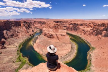 Page, Arizona, ABD 'deki Horseshoe Bend' de Maceracı Kafkas Kadın. Ünlü Iconic Amerikan Doğa Manzarası. Macera Yolculuğu