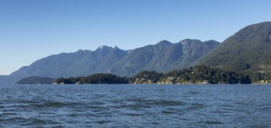 West Vancouver 'daki Horseshoe Körfezi, British Columbia, Kanada. Batı kıyısındaki Pasifik Okyanusu 'ndaki Howe Sound' daki dağ manzarası. Doğa Arkaplanı.
