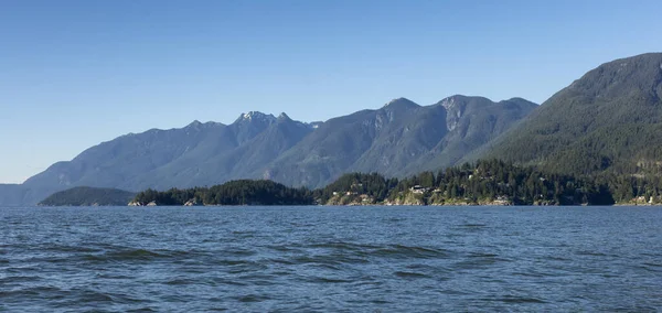 West Vancouver 'daki Horseshoe Körfezi, British Columbia, Kanada. Batı kıyısındaki Pasifik Okyanusu 'ndaki Howe Sound' daki dağ manzarası. Doğa Arkaplanı.