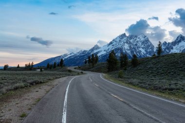 Manzaralı Yol, Amerika 'da dağlar ve ağaçlarla çevrili. Bahar sezonu. Grand Teton Ulusal Parkı. Wyoming, Birleşik Devletler. Doğa Arkaplanı.