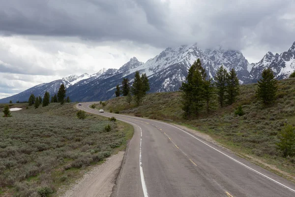 Scenic Road Omgeven Door Bergen Het Amerikaanse Landschap Voorjaarsseizoen Nationaal — Stockfoto