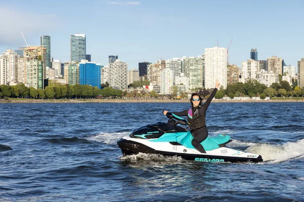 Downtown Vancouver British Columbia Canada June 2022 Adventurous Caucasian Woman — Stock Photo, Image