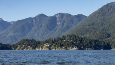 West Vancouver 'daki Horseshoe Körfezi, British Columbia, Kanada. Batı kıyısındaki Pasifik Okyanusu 'ndaki Howe Sound' daki dağ manzarası. Doğa Arkaplanı.