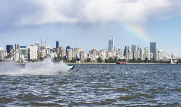 Avontuurlijke Blanke Vrouw Waterscooter Rijden Oceaan Moderne Stad Achtergrond Vancouver — Stockfoto