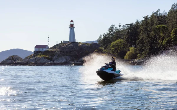 Avontuurlijke Blanke Vrouw Waterscooter Rijden Oceaan Vuurtorenpark Achtergrond West Vancouver — Stockfoto