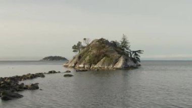 Pasifik Okyanusu 'nun batı kıyısındaki Rocky Adası' nın havadan panoramik görüntüsü. Güneşli Gündoğumu. Whytecliff Park, Horseshoe Bay, West Vancouver, British Columbia, Kanada.