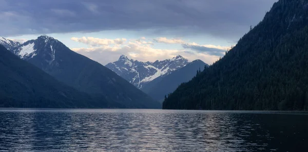 Λίμνη Δέντρα Και Βουνά Στον Καναδά Τοπίο Λίμνη Τσίλιγουακ Βρετανική — Φωτογραφία Αρχείου