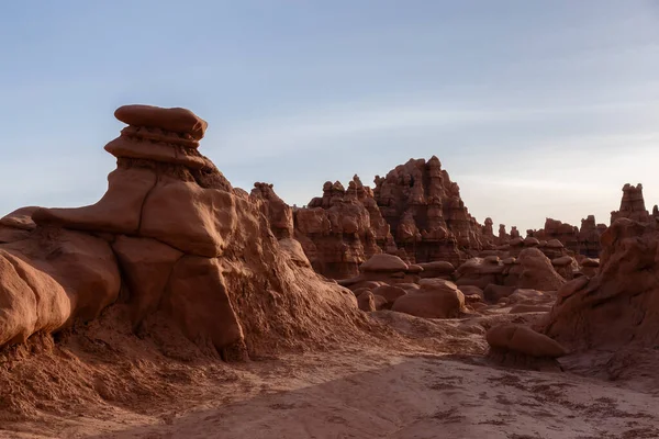 Κόκκινος Βράχος Και Hoodoos Στην Έρημο Στο Sunrise Άνοιξη Στο — Φωτογραφία Αρχείου