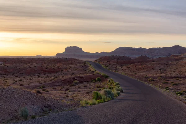 Jalan Scenic Dikelilingi Oleh Pegunungan Red Rock Gurun Sunrise Musim — Stok Foto