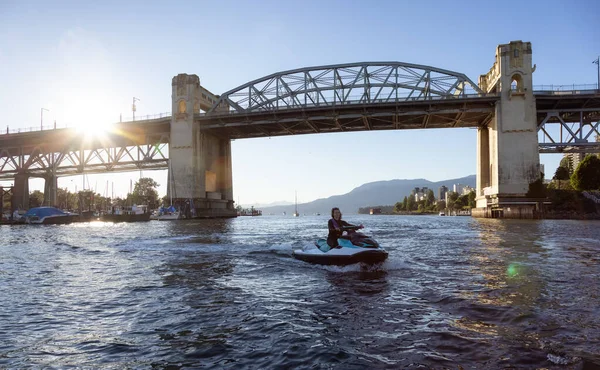 Avontuurlijke Blanke Vrouw Waterscooter Rijden Oceaan Zonnige Zonsondergang Hemel Vancouver — Stockfoto