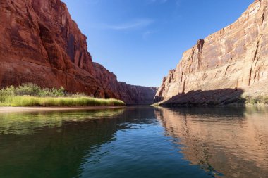 Colorado Nehri, Glen Kanyonu, Arizona, Amerika Birleşik Devletleri. Amerikan Dağları Doğa Manzarası Arkaplanı. Güneşli Gündoğumu.