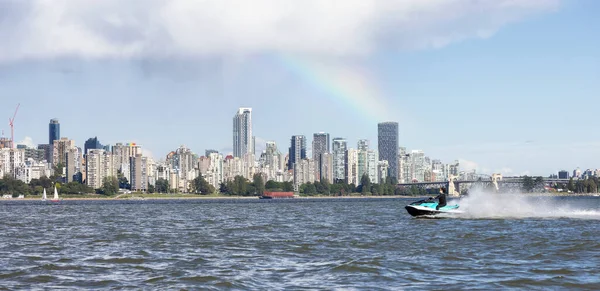 Avontuurlijke Blanke Vrouw Waterscooter Rijden Oceaan Moderne Stad Achtergrond Vancouver — Stockfoto