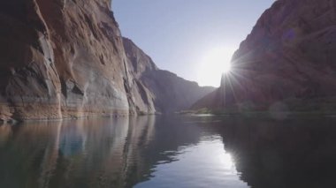 Colorado Nehri, Glen Kanyonu, Arizona, Amerika Birleşik Devletleri. Amerikan Dağları Doğa Manzarası Arkaplanı. Güneşli Gündoğumu. Yavaş Hareket