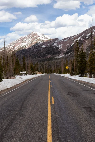 Dağlar Ağaçlarla Çevrili Manzaralı Yol Bahar Sezonu Hayden Geçidi Utah — Stok fotoğraf