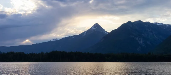 加拿大风景中的湖泊 树木和山脉 加拿大不列颠哥伦比亚省Chilliwack湖 自然背景 — 图库照片