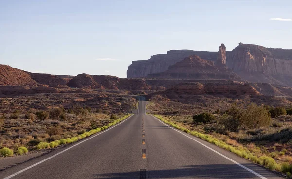 Scenic Road Dry Desert Red Rocky Mountains Background Oljato Monument — Stock fotografie