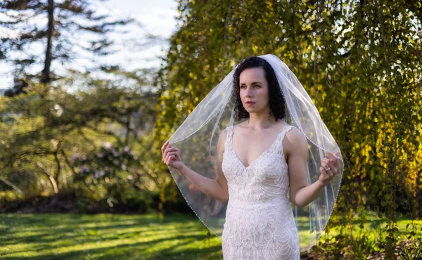 White Caucasian Adult Woman Wedding Dress Standing Nature Queen Elizabeth — Stockfoto