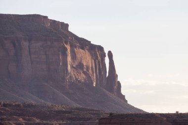 Çöl Rocky Dağı Amerikan Peyzajı. Günbatımı Gökyüzü. Oljato-Monument Valley, Utah, ABD. Doğa Arkaplanı