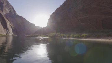 Colorado Nehri, Glen Kanyonu, Arizona, Amerika Birleşik Devletleri. Amerikan Dağları Doğa Manzarası Arkaplanı. Güneşli Gündoğumu. Yavaş Hareket