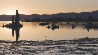 Mono Gölü 'nde Tufa kuleleri kaya oluşumu. Güneşli Gündoğumu. Lee Vining, Kaliforniya, Amerika Birleşik Devletleri 'nde. Doğa Arkaplanı. Yavaş Hareket