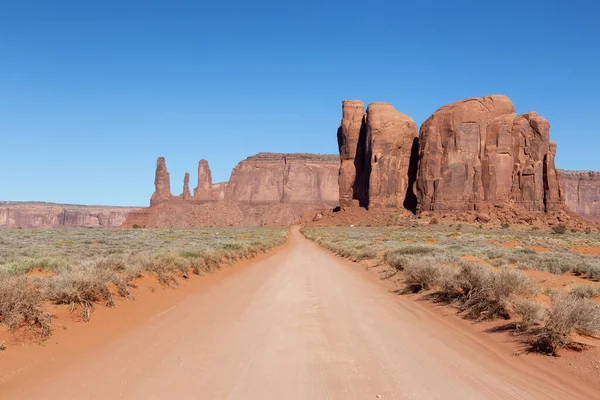 Scenic Dirt Road Dry Desert Red Rocky Mountains Background Oljato — Foto de Stock