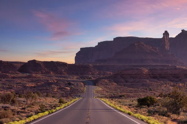 Scenic Road Dry Desert Red Rocky Mountains Background Inglés Oljato — Foto de Stock