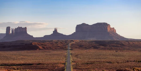 Scenic Road Dry Desert Red Rocky Mountains Background Sunset Sky — Foto de Stock