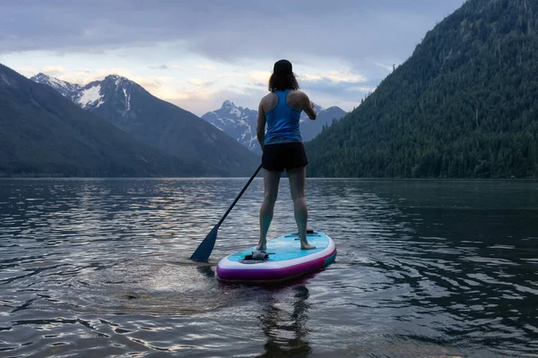 Avontuurlijke Woman Paddle Boarding Een Meer Rond Canadian Mountain Landscape — Stockfoto