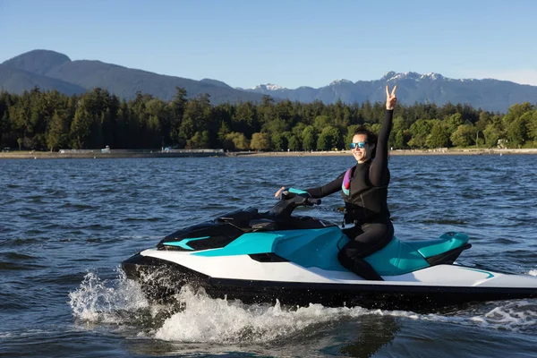 Mulher Caucasiana Aventurosa Water Scooter Montando Oceano Cidade Moderna Segundo — Fotografia de Stock