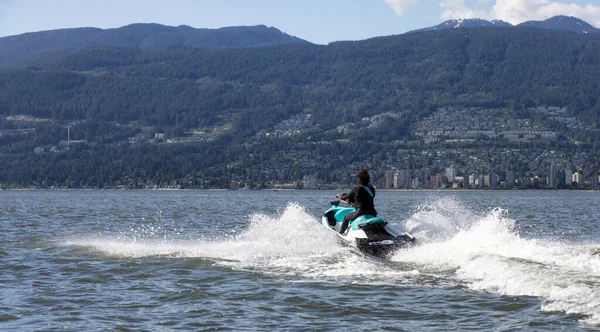 Avontuurlijke Blanke Vrouw Waterscooter Rijden Oceaan Moderne Stad Bergen Achtergrond — Stockfoto