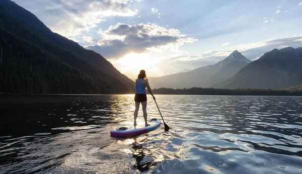 Adventurous Woman Paddle Embarque Lago Redor Canadian Mountain Landscape Chilliwack — Fotografia de Stock