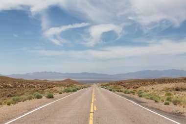 Amerikan Doğa Çölü 'nde Manzaralı Yol. Nevada, Amerika Birleşik Devletleri.