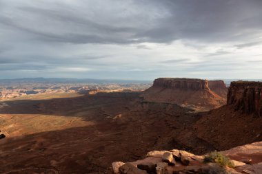 Desert Canyon 'daki Manzaralı Amerikan Manzarası ve Kızıl Kaya Dağları. Bahar sezonu. Canyonlands Ulusal Parkı. Utah, Birleşik Devletler. Doğa Arkaplanı.