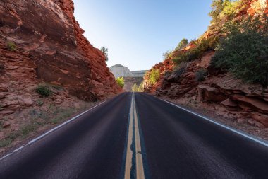 Amerikan Dağ Manzarası 'ndaki Manzaralı Yol. Güneşli Sabah Gündoğumu Gökyüzü. Zion Ulusal Parkı, Utah, Amerika Birleşik Devletleri. Macera Yolculuğu