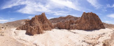 Amerikan Tabiat Çölü 'nde kaya oluşumu. Cathedral Gorge Eyalet Parkı, Panaca, Nevada, Amerika Birleşik Devletleri. Arkaplan Panoraması