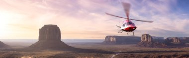 Rocky Dağı Çölü 'nün üzerinde uçan helikopter. Günaydın Sunny Sunrise Sky. 3D hazırlama uçağı. Oljato-Monument Valley, Utah, ABD.