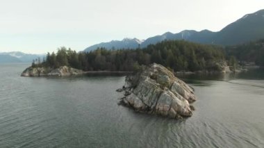 Pasifik Okyanusu 'nun batı kıyısındaki Rocky Adası' nın havadan panoramik görüntüsü. Güneşli Gündoğumu. Whytecliff Park, Horseshoe Bay, West Vancouver, British Columbia, Kanada.