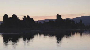 Mono Gölü 'nde Tufa kuleleri kaya oluşumu. Güneşli Gündoğumu. Lee Vining, Kaliforniya, Amerika Birleşik Devletleri 'nde. Doğa Arkaplanı. Yavaş Hareket